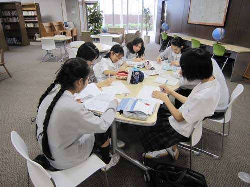 増える朝学習! <br />時間を上手に使って学習する生徒たち。