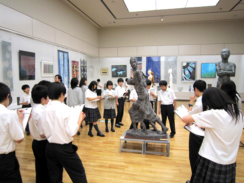 松本市美術館にて美術の授業