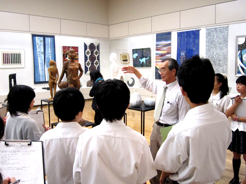 松本市美術館にて美術の授業
