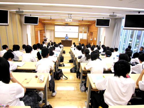 携帯電話マナーの講習会を実施しました。