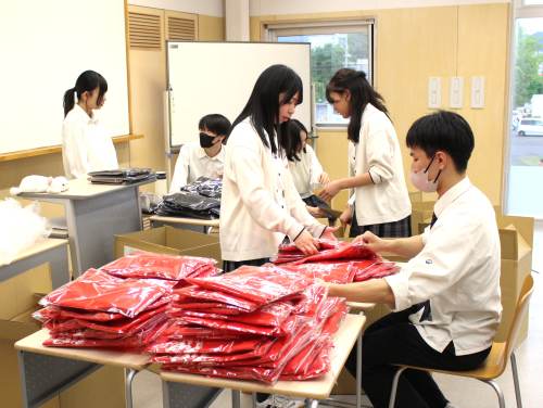 体育祭Tシャツの仕分け作業の様子