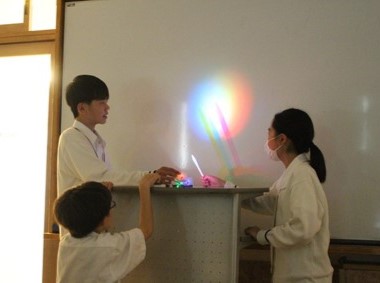 【1学年】技術科授業 ～実験と制作で「色」を学ぶ～