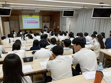 【4学年】進路講演会～学びみらいPASSを活用して進路を考える～